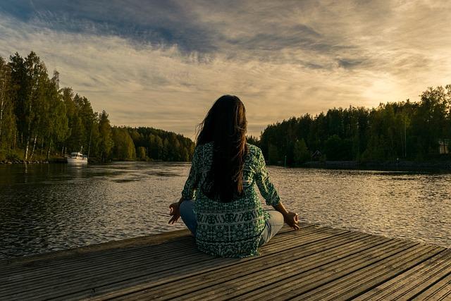 Meditace a dechové techniky pro posílení srdeční energie